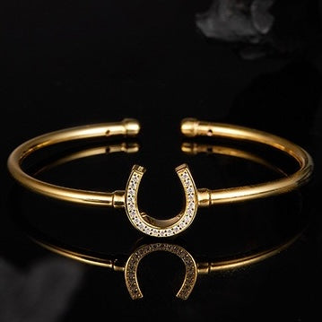 The bund adjustable silver-plated 18k gold Moissanite horseshoe bracelet – Equin jewelry in {{ product_color }} | Aura Tide Collective | Shop The bund adjustable silver-plated 18k gold Moissanite horseshoe bracelet online for {{ product_tags | join: ", " }} – Fast shipping worldwide.